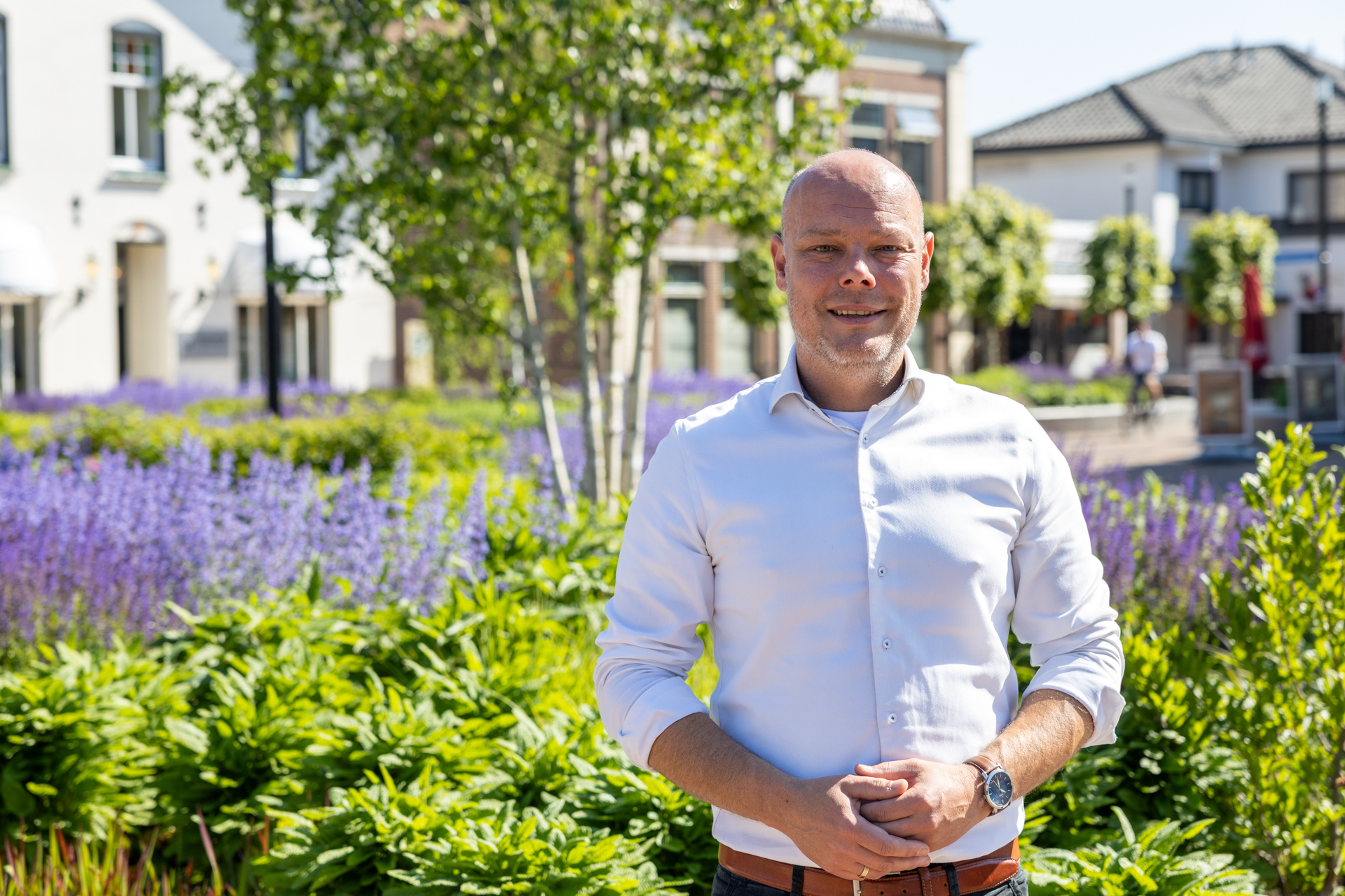 Foto wethouder Sander van Nieuwenhuizen in het vernieuwde centrum van Putten
