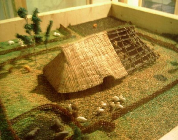 Foto van een maquette van een boerderij uit de vroege middeleeuwen