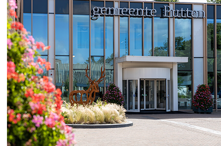 Gemeentehuis Putten met roze bloemen